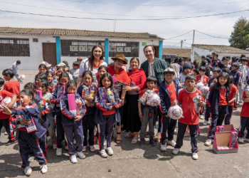 Caravana navideña en Tungurahua arrasó con sonrisas de 2.500 niños