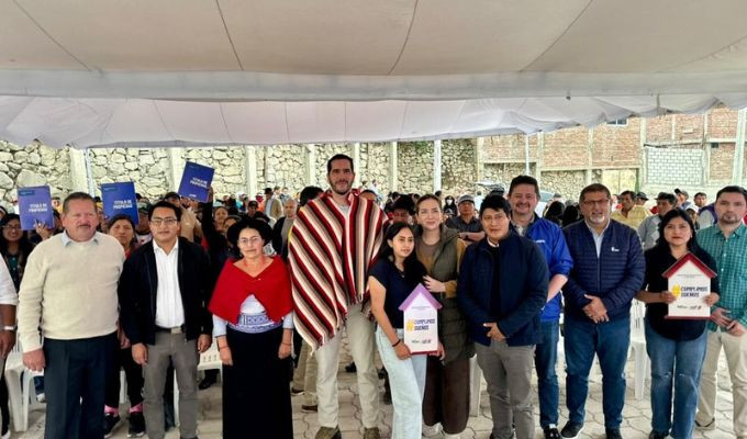 El ministro Roberto Luque entregó 117 viviendas en Alausí y Pallatanga