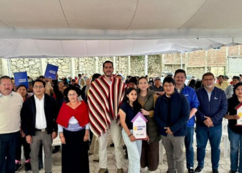 El ministro Roberto Luque entregó 117 viviendas en Alausí y Pallatanga