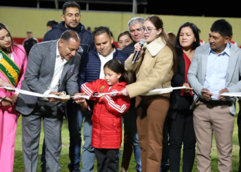 Pelileo encendió el estadio de Bolívar con iluminación nueva