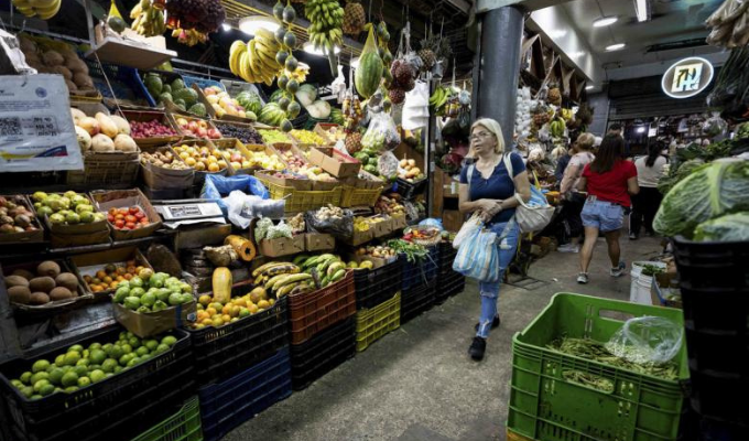 Navidad apretada en Caracas: el mercado manda sobre el ruido militar