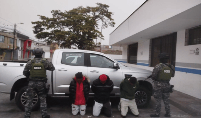 ¡Cayó trío en camioneta robada en Ibarra!