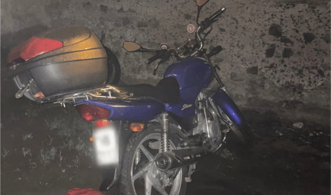 ¡Cayeron dos extranjeros junto a moto robada en Azaya!