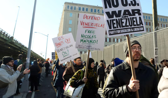 Cientos gritan por Maduro frente a la cárcel de Brooklyn
