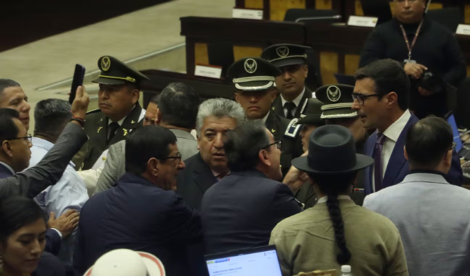 Choque en el pleno: gritos, golpes a la curul y sesión suspendida