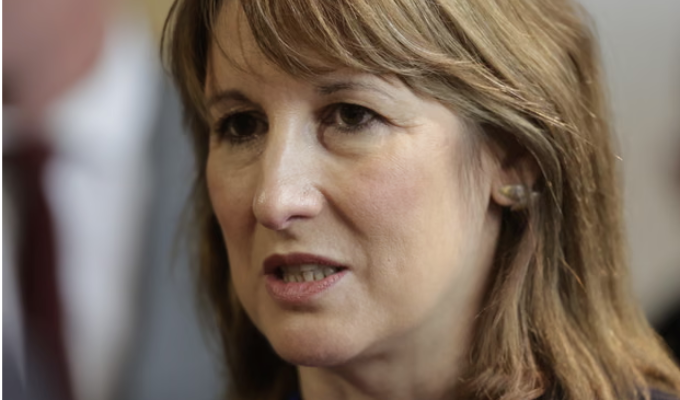 Reeves estalló contra Farage por el límite de dos hijos