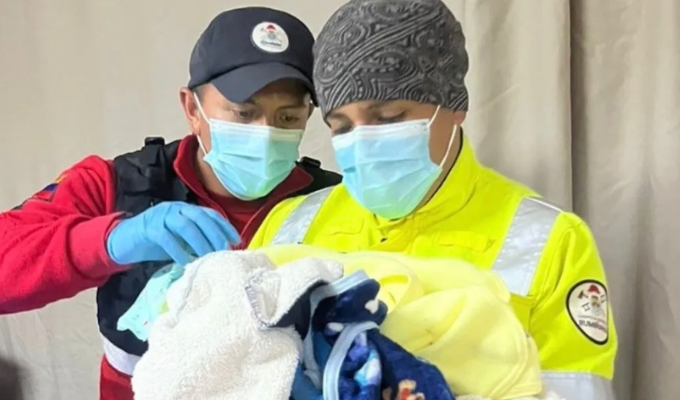 Bebés llegaron al mundo en vía pública y dentro de un vehículo