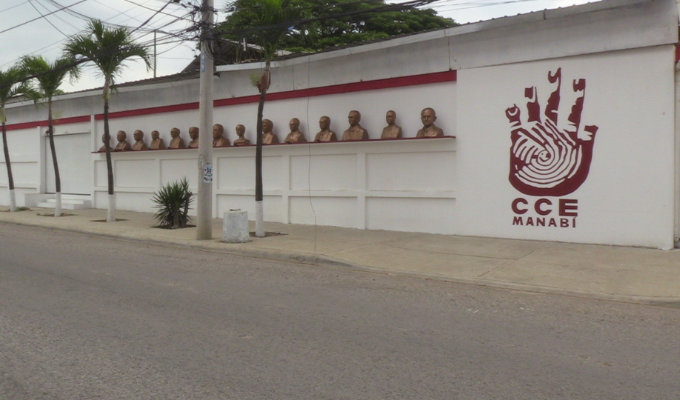 Casa de la Cultura de Manabí estrenó fachada con bustos y más obras