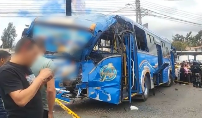 Tragedia vial en Ambato: choque entre buses y un auto deja 4 muertos