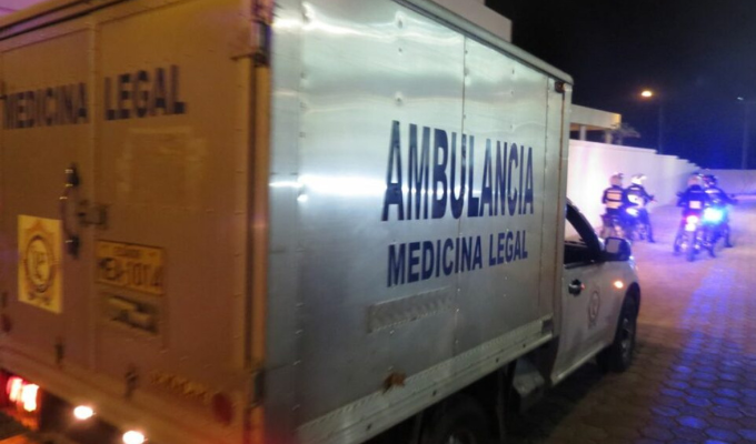 Hallan dos cuerpos con signos de violencia en la vía Cuenca–Molleturo