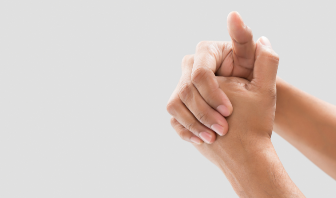 ¿Tronarte los dedos causa artritis? Esto dice la evidencia