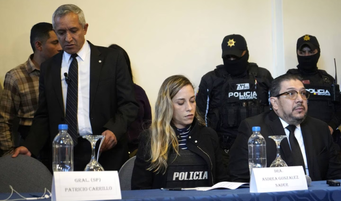 Con chaleco antibalas, Andrea se presenta tras asesinato de candidato