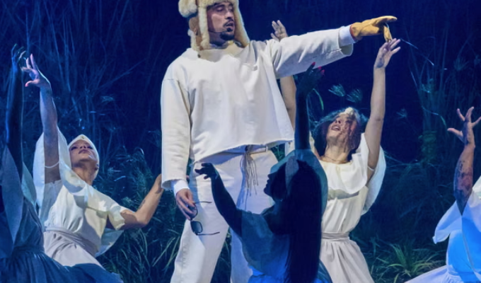 Fans aprendiendo español antes del show de Bad Bunny en el Super Bowl