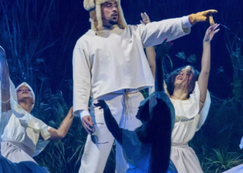 Fans aprendiendo español antes del show de Bad Bunny en el Super Bowl