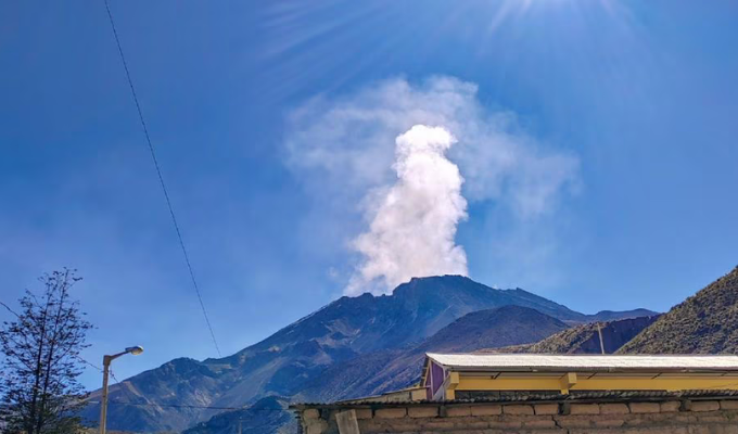 ¡Cuidado, vecino! Volcán Ubinas expulsa ceniza en el sur de Perú
