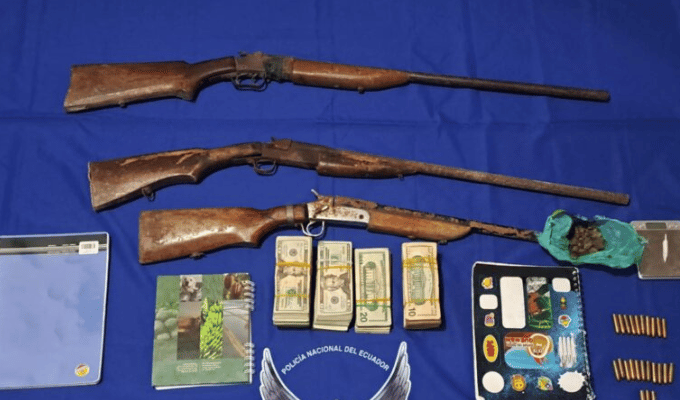 Cayó dúo en Portoviejo con armas artesanales y $25 mil en efectivo