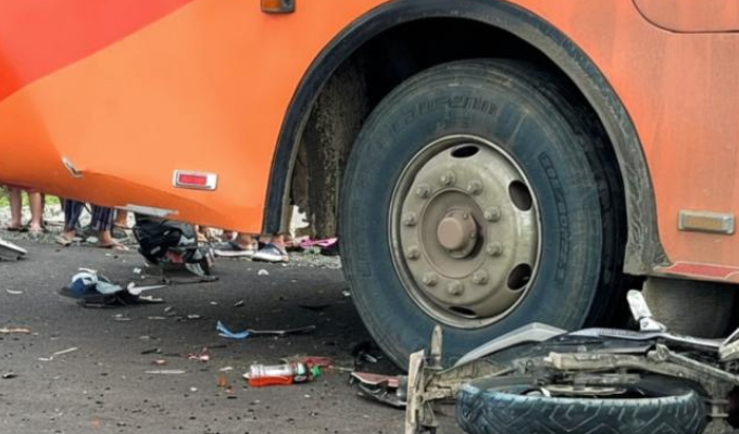 Choque mortal en Santa Elena: moto quedó bajo un bus