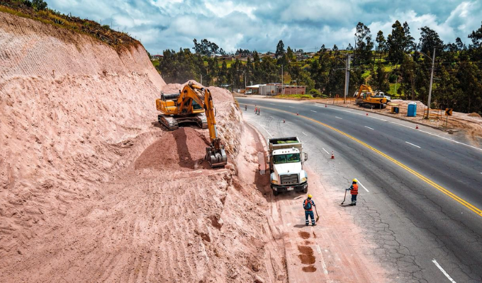 Con USD 104,1 millones, el Gobierno invierte en la vía Yambo–Ambato