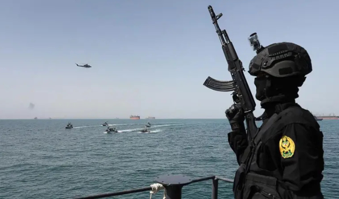 Irán baja la barrera en Ormuz y el petróleo tiembla