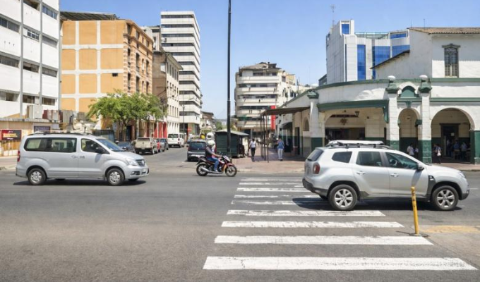 Auto se estrelló en el centro de Guayaquil y el local terminó saqueado