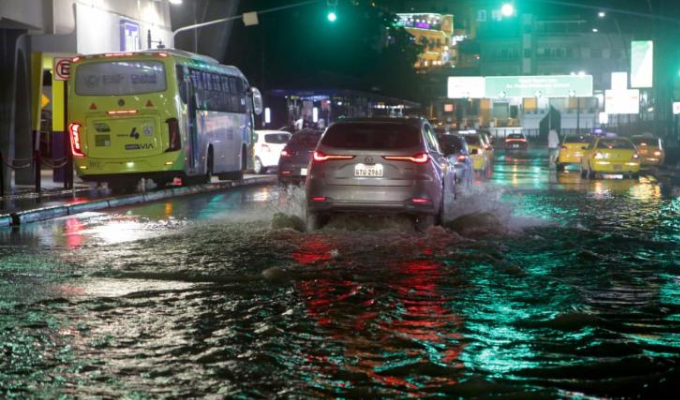 Lluvia dejó la avenida Malecón con agua acumulada haciendo tráfico