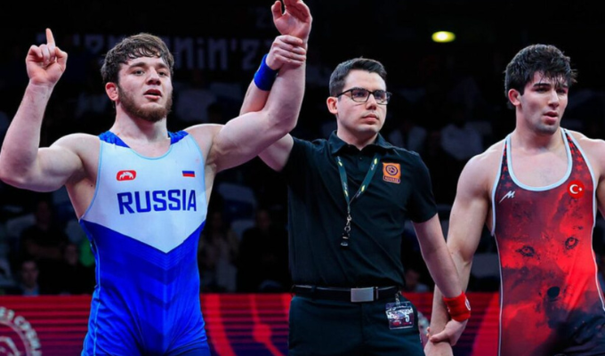 Bozigit Islamgereev dio vuelta al combate con una ‘ardilla voladora’