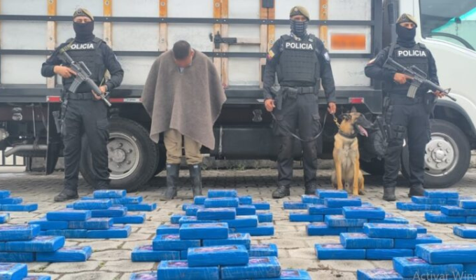 Cayó camión con 150 bloques de presunta cocaína en Imbabura