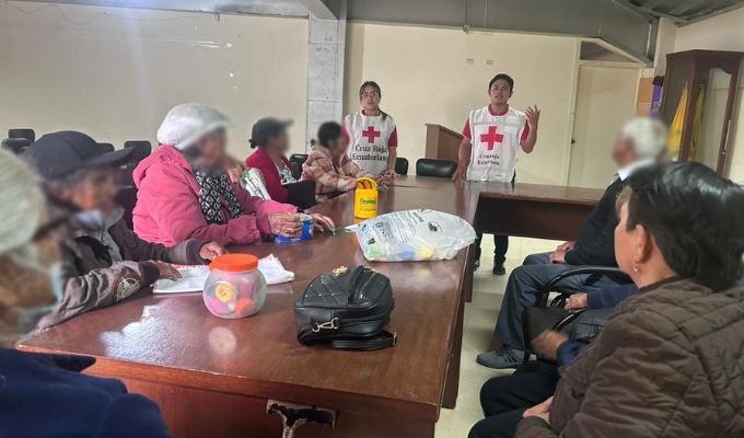 Adultos mayores de la Plaza Urbina reciben atención cercana y constant