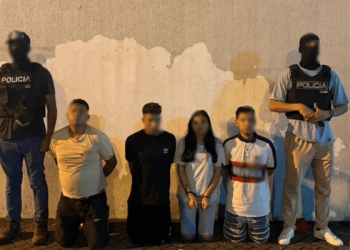 Cayeron cuatro sospechosos por extorsión tras operativo en Guayaquil