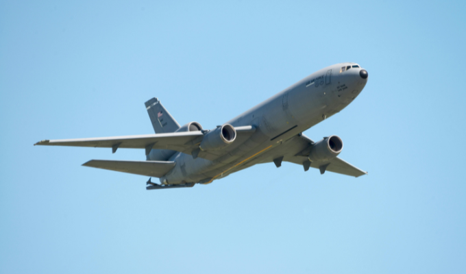 Pasajes de avión subirán de precio por guerra en Irán, alerta la IATA