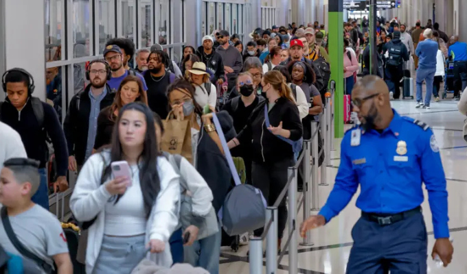 Caos en aeropuertos de EE.UU.: filas eternas y pasajeros al límite
