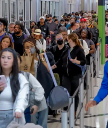 Caos en aeropuertos de EE.UU.: filas eternas y pasajeros al límite