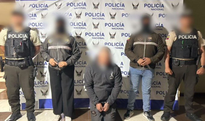 Policía atrapa a dos personas por presunto microtráfico en Cuenca