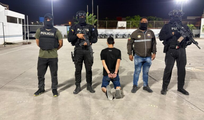 Cae sujeto con armas en hostal de Manta durante operativo policial