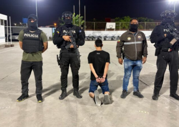 Cae sujeto con armas en hostal de Manta durante operativo policial