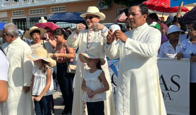 Fe, cantos y ayuda a madres marcaron una jornada que emocionó a Daule