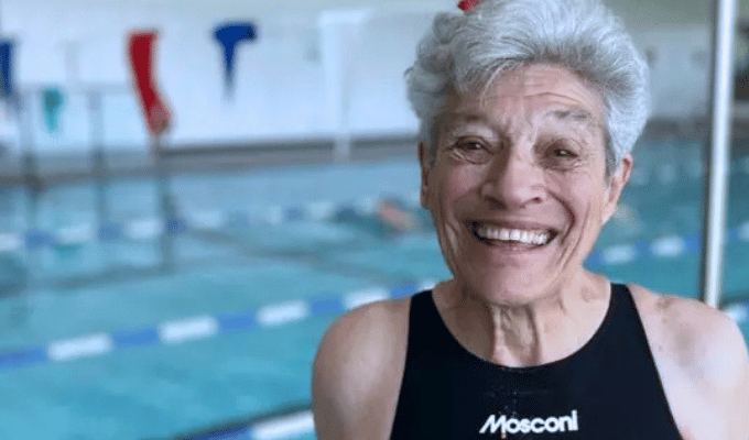 A los 95 años, Jane Asher sigue rompiendo récords en la piscina