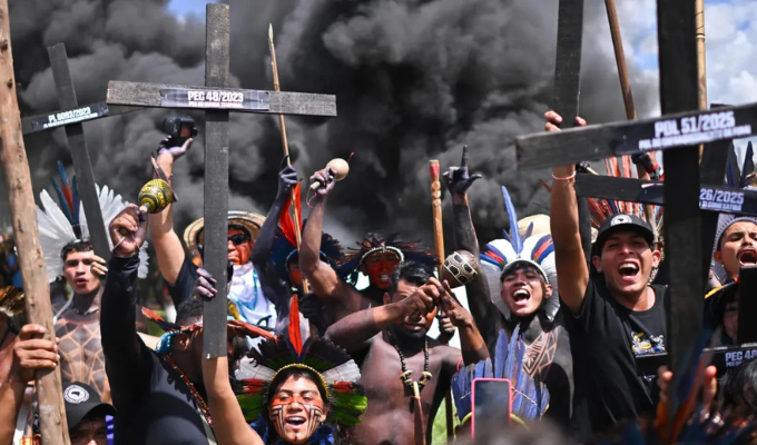 Brasilia se llena de lanzas, cantos y reclamos contra el Congreso