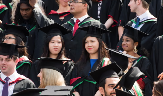 Alerta en universidades de Inglaterra: Deudas y expansión