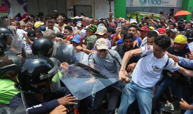 Caracas estalla por sueldos de miseria y la policía responde con gases