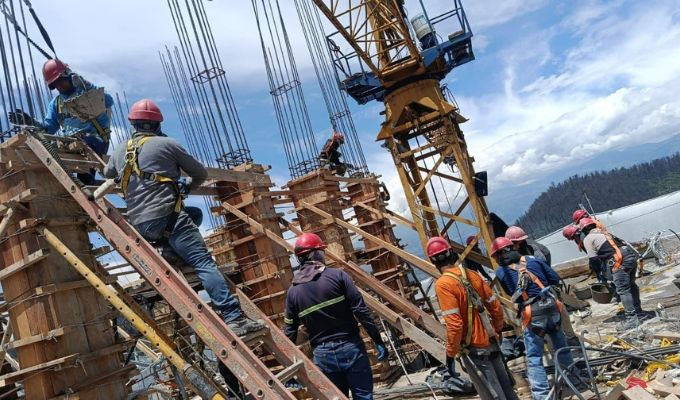 Las historias que levantan las obras en Ecuador y conmueven al sector