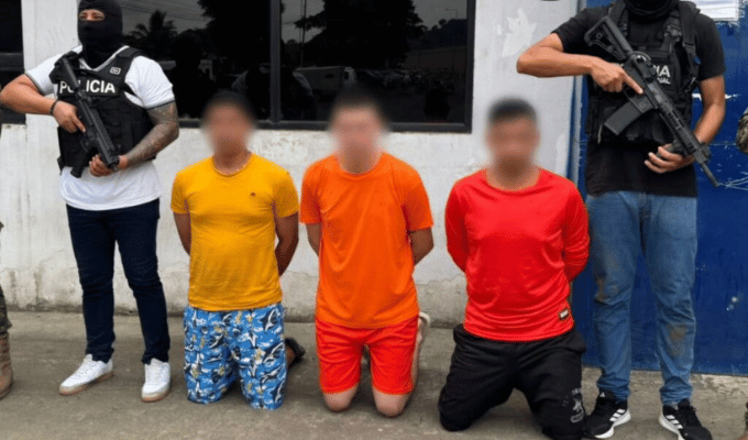 Tres aprehendidos tras operativo en Manta y Portoviejo