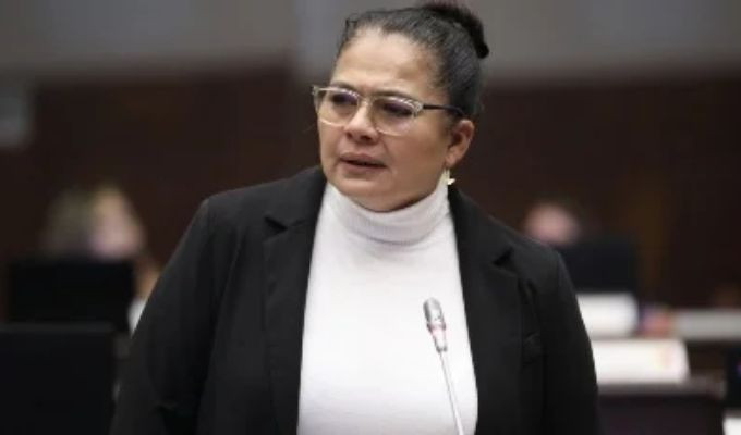 Asambleísta se quiebra en el Pleno por pedido de su bancada