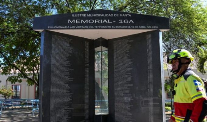 Manta recuerda a sus víctimas del terremoto de 2016 con un memorial