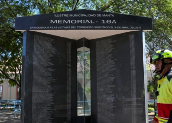 Manta recuerda a sus víctimas del terremoto de 2016 con un memorial