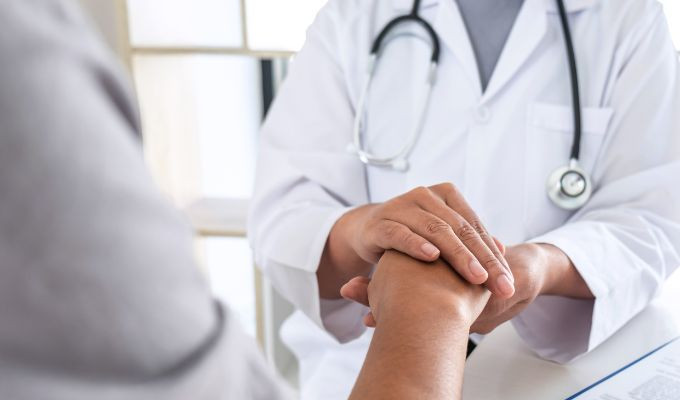 Alarmas en la salud pública por despidos de médicos en Ecuador