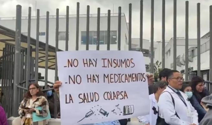 Médicos salen a las afueras del Pablo Arturo Suárez por despidos