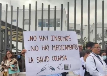 Médicos salen a las afueras del Pablo Arturo Suárez por despidos