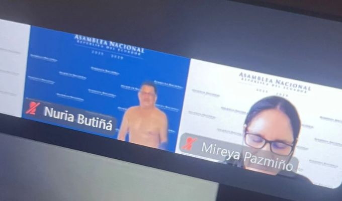 Un hombre sin camisa apareció en el Zoom de Nuria Butiñá