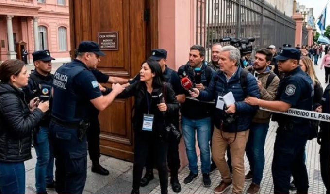 Milei cierra la puerta a la prensa en la Casa Rosada y estalla